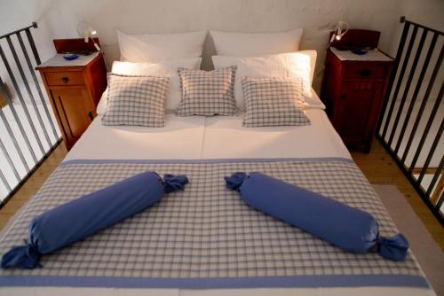 普纳特TEN-Punat Apartments的一张大床,上面有两个蓝色的枕头