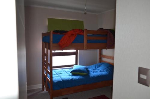 奇廉内瓦达斯Departamento Termas de Chillan的双层床间 - 带两张双层床