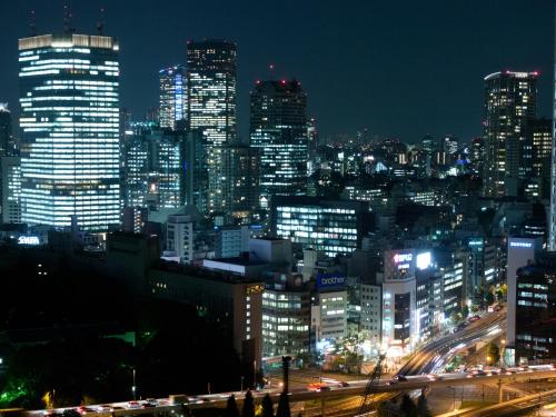 东京都市中心酒店的夜间有交通的城市