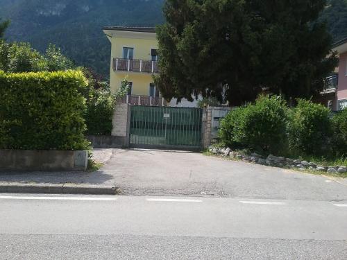 加尔达湖滨Riva Apartment Negrelli的街道前有门的房子