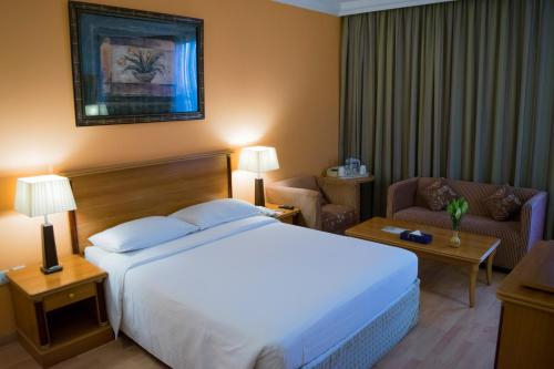科威特萨利米亚罗伊尔依科普莱斯酒店的酒店客房,配有床和沙发