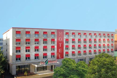 卡塞尔前汽车旅馆酒店 - 高级汽车旅馆公园的一座建筑,有红色的窗户,酒店