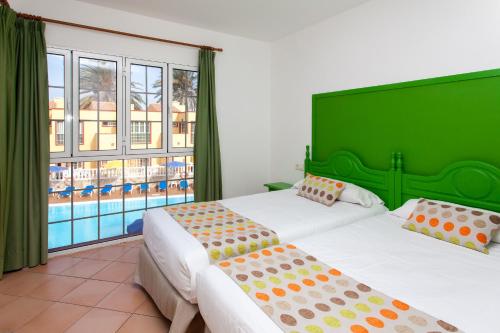 科拉雷侯马克索拉塔海滩公寓酒店的酒店客房带两张床和一个游泳池