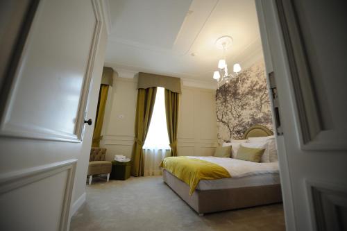 克拉约瓦Hotel Splendid 1900的一间卧室配有一张黄色毯子床