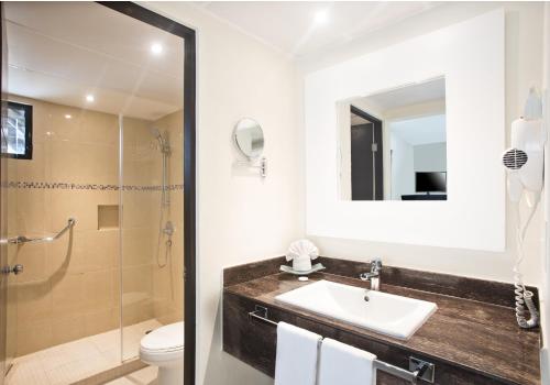 科苏梅尔科苏梅尔全包西洋酒店的一间带水槽、卫生间和镜子的浴室