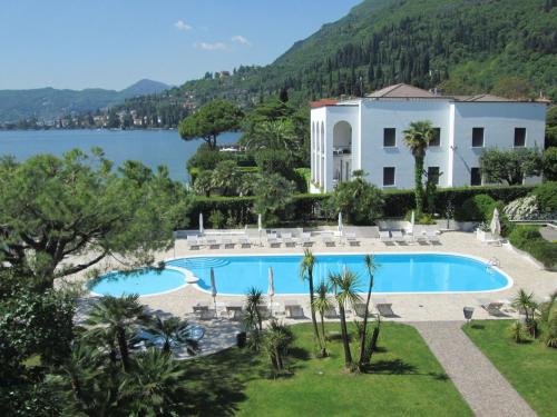 萨罗Hotel Spiaggia d'Oro - Charme & Boutique - Garda Lake Collection的一座带游泳池和湖泊的别墅