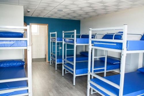 阿尔苏阿De Camino的蓝色墙壁的客房内的一组双层床