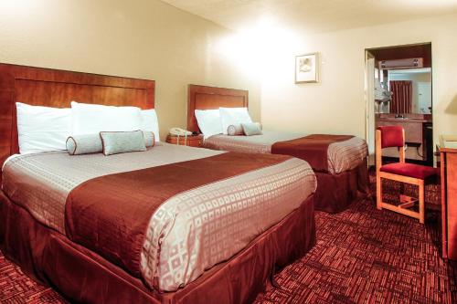 圣地亚哥圣地亚哥传统酒店的酒店客房,配有两张床和椅子