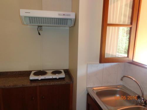 圣克鲁斯Quinta do Lagar的厨房配有水槽和空调