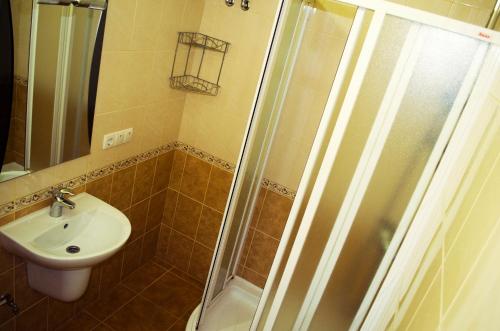 卡缅涅茨-波多利斯基Filvarki-Centre的带淋浴和盥洗盆的浴室