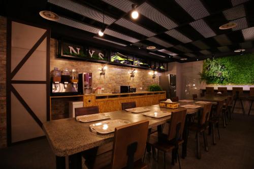 台北南阳街壹号旅店的一间带桌椅的餐厅和一间酒吧