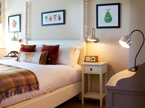 斯卡伯勒The Plough Inn & Cottages的一间卧室配有一张带两盏灯和床头柜的床