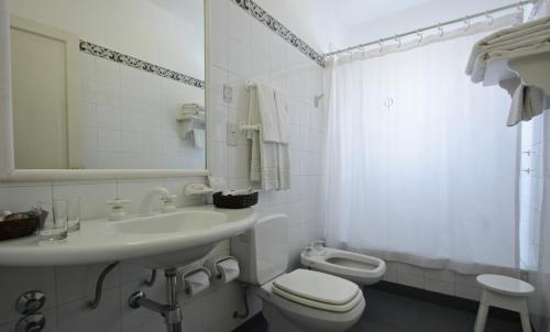 索拉尔德拉广场酒店的一间浴室