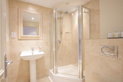 沃金塔尔伯特旅馆-预订酒店的带淋浴和盥洗盆的浴室