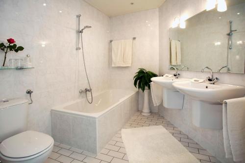 恩斯赫德Bed and Breakfast Holter的带浴缸、卫生间和盥洗盆的浴室