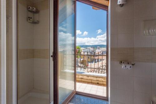 塞拉圣布鲁诺孔蒂鲁杰罗酒店的享有泳池景致的玻璃淋浴间