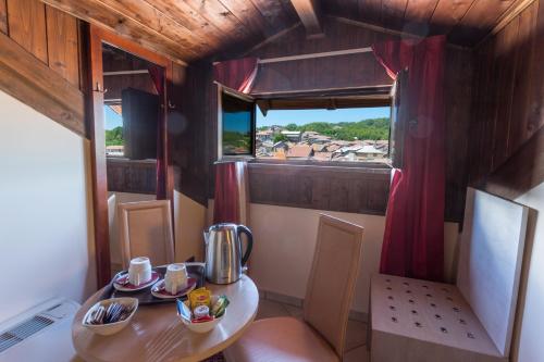 塞拉圣布鲁诺孔蒂鲁杰罗酒店的小房间设有桌子和窗户