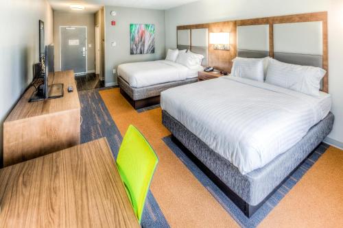 韦斯特莱克Holiday Inn Express & Suites Cleveland/Westlake, an IHG Hotel的酒店客房设有两张床和电视。