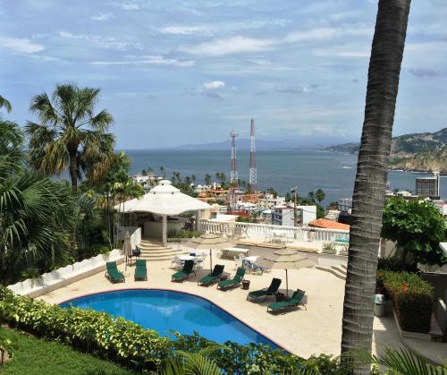 阿卡普尔科Villa Guitarron gran terraza vista espectacular 6 huespedes piscina gigante的享有游泳池和海洋的景致。