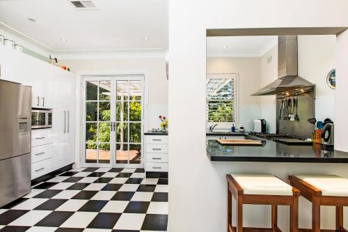 肯图巴Winston Cottage at Three Sisters的厨房铺有黑白的格子地板。
