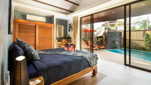 湄南海滩Khwan Beach Resort - Luxury Glamping and Pool Villas Samui - Adults Only - SHA Extra Plus的一间卧室设有一张床和一个游泳池