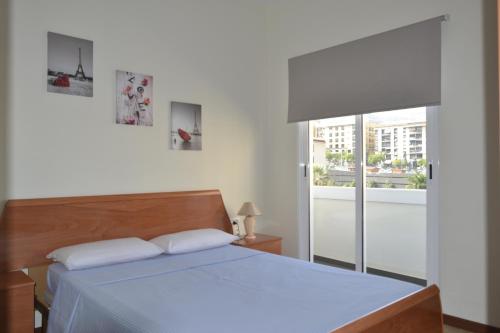 圣克鲁斯-德特内里费城市公寓的一间卧室设有一张大床和窗户