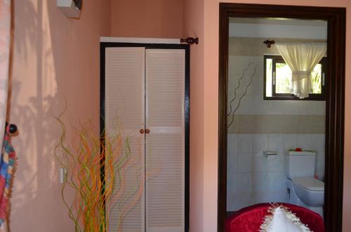 拉迪格岛我的天使旅馆的一间带卫生间和镜子的浴室