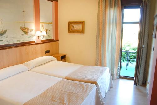 圣玛丽亚港皮诺玛尔酒店的酒店客房设有两张床和窗户。