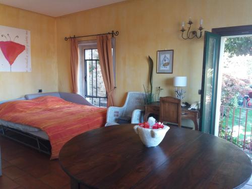 莱萨Garden Apartment的一间卧室配有一张床和一张桌子,上面放着一碗水果