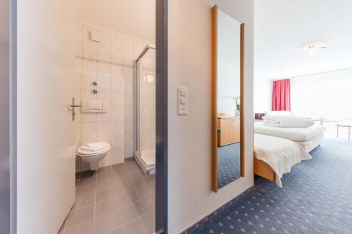 阿尔特多夫胡夫利酒店的客房内的浴室设有卫生间和淋浴。
