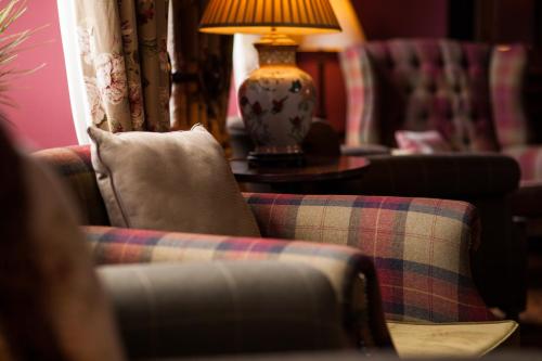 巴拉特Balmoral Arms的客厅配有沙发、枕头和台灯