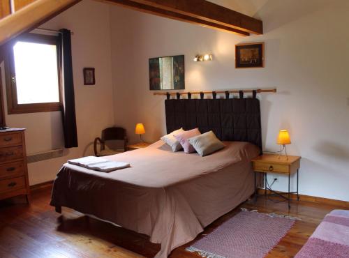 瓦卢伊斯拉宝热拉卡萨孔提住宿加早餐酒店的一间卧室设有一张大床和一个窗户。