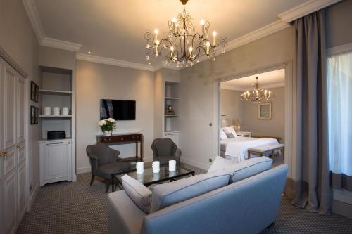 阿维尼翁欧洲酒店的带沙发的客厅和卧室