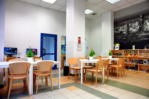 华沙Warsaw Hostel Centrum Private Rooms & Dorms的用餐室配有桌椅和黑板