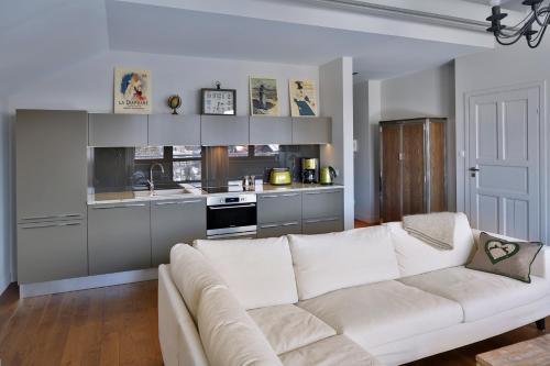 克雷尼察Lemon Apartments的一间带白色沙发的客厅和一间厨房