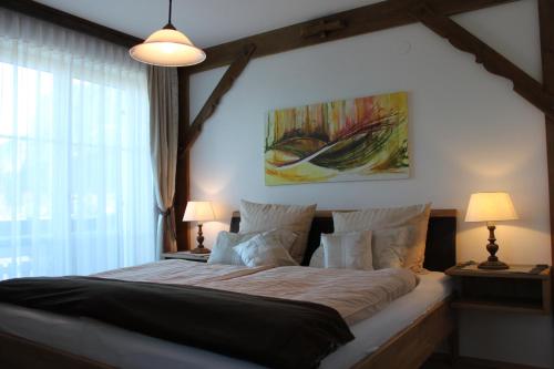 蒙德塞Ferienwohnung Winklhofer的一间卧室配有一张大床和两盏灯