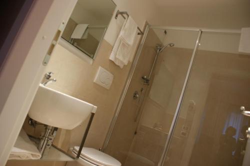 罗马安尼耶内酒店的带淋浴、卫生间和盥洗盆的浴室