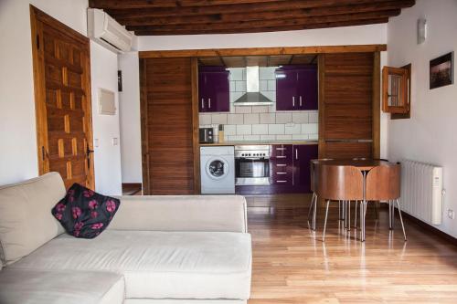 托莱多波索阿马尔戈公寓的客厅配有白色的沙发和桌子