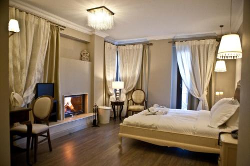卡托劳塔翁梅里爱精品酒店的卧室配有一张床和一张桌子及椅子