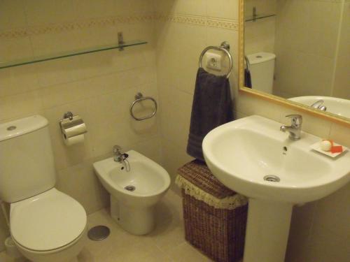 圭马尔港Residencial la Gomera的浴室配有白色卫生间和盥洗盆。