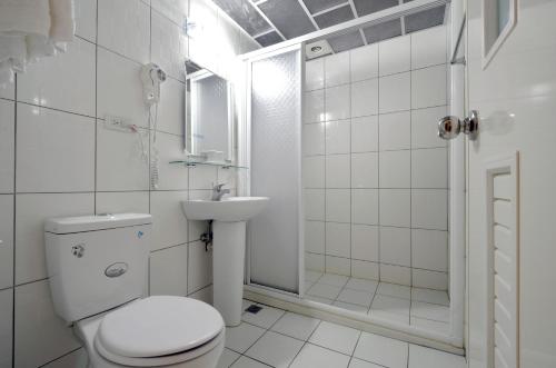 台中市西悠饭店台中店的白色的浴室设有卫生间和水槽。