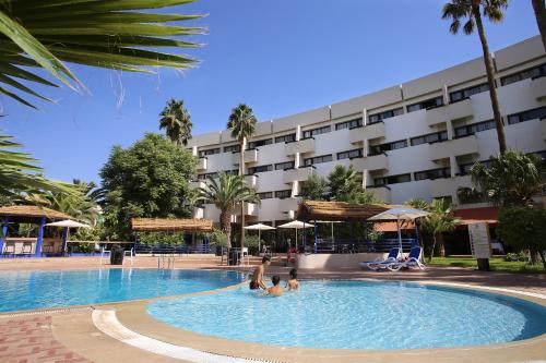 乌季达阿特拉斯东方酒店的一群人在酒店的游泳池里