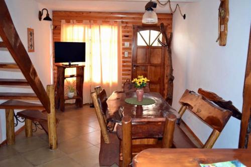 圣克莱门特雷图尤Cabañas Playa del Sol的客厅配有桌子和电视