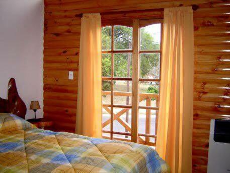 圣克莱门特雷图尤Cabañas Playa del Sol的一间卧室设有一张床和一个大窗户