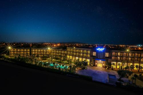 马拉喀什瓦佐酒店的一座晚上有灯光的建筑