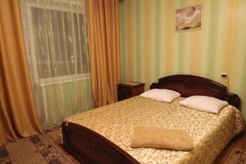 沃罗涅什Apartment Srednemoskovskaya的一间卧室设有一张床和一个窗口