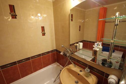 沃罗涅什Apartment Srednemoskovskaya的带浴缸、盥洗盆和卫生间的浴室