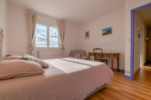 卢瓦尔河畔蒙路易Chez Lucie en Touraine的卧室设有一张白色大床和一扇窗户。