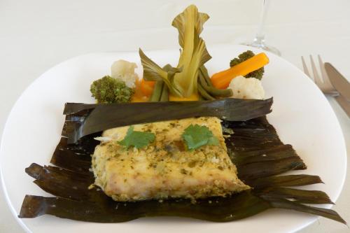 波特尔堡Dutchess Hotel and Restaurant的一块带鱼和蔬菜的食品