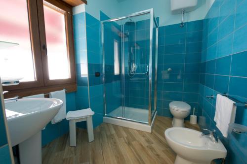 泰拉奇纳Relais Piazza Garibaldi的一间带水槽、卫生间和玻璃淋浴间的浴室